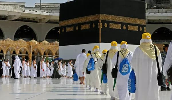 April Umrah Packages with Direct Flights vs Stopovers: What’s Better for Families?