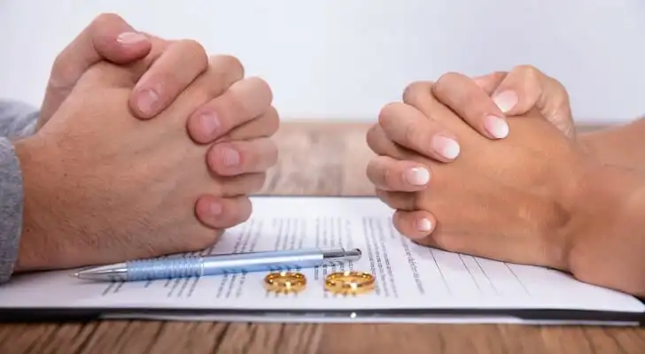 couples-hand-with-divorce-agreement-and-wedding-rings-picture