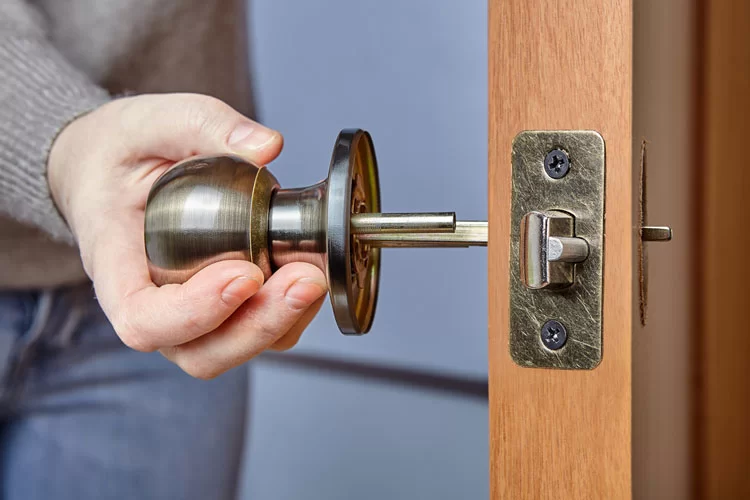 How Can A Locksmith Help With Broken Door Lock Issues?